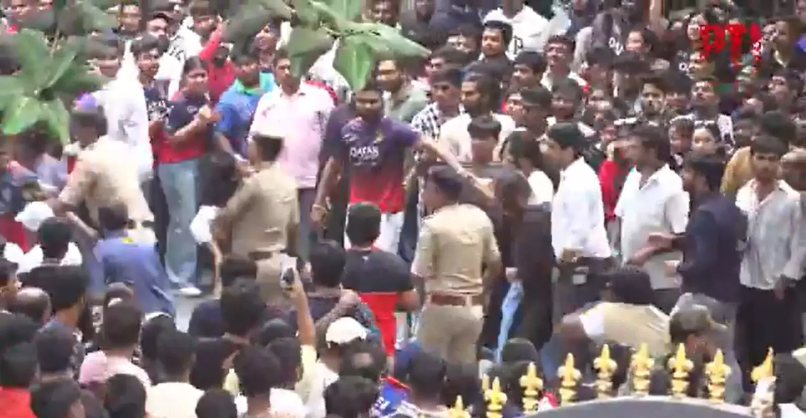 ಚಿನ್ನಸ್ವಾಮಿ ಕ್ರೀಡಾಂಗಣದ ಬಳಿ ನೂಕುನುಗ್ಗಲು, ಕಾಲ್ತುಳಿತ; ಓರ್ವ ಮೃತ್ಯು, 20ಕ್ಕೂ ಹೆಚ್ಚು ಮಂದಿ ಅಸ್ವಸ್ಥ