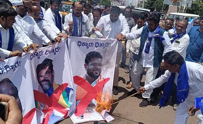 ಬೀದರ್ | ಛಲವಾದಿ ನಾರಾಯಣ ಸ್ವಾಮಿ, ಎನ್.ರವಿಕುಮಾರ್, ಮಣಿಕಂಠ ರಾಠೋಡ್ ಅವರ ಪ್ರತಿಕೃತಿ ದಹಿಸಿ ಪ್ರತಿಭಟನೆ ಬೀದರ್ | ಛಲವಾದಿ ನಾರಾಯಣ ಸ್ವಾಮಿ, ಎನ್.ರವಿಕುಮಾರ್, ಮಣಿಕಂಠ ರಾಠೋಡ್ ಅವರ ಪ್ರತಿಕೃತಿ ದಹಿಸಿ ಪ್ರತಿಭಟನೆ