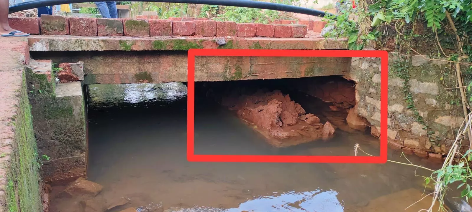 ಅಂಬಿಕಾರೋಡ್: ಕಿರು ಸೇತುವೆಯ ಕೆಳಭಾಗ ಕುಸಿತ ಅಂಬಿಕಾರೋಡ್: ಕಿರು ಸೇತುವೆಯ ಕೆಳಭಾಗ ಕುಸಿತ