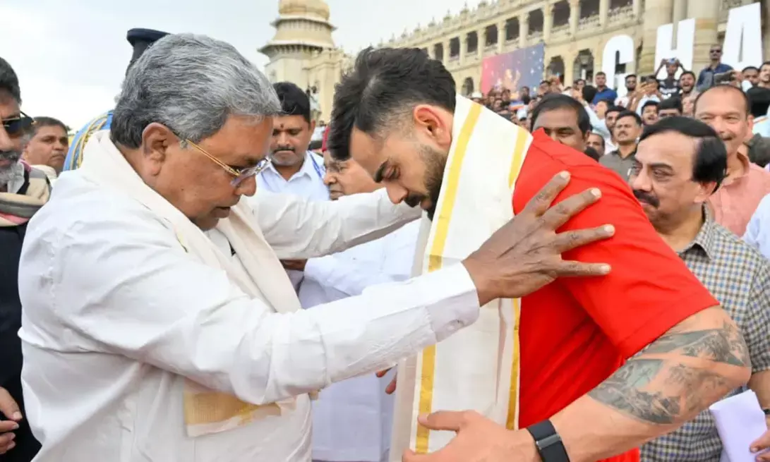 ವಿಧಾನಸೌಧದ ಎದುರು ಚಾಂಪಿಯನ್ ಆರ್‌ಸಿಬಿ ತಂಡಕ್ಕೆ ಸಿಎಂ ಸಿದ್ದರಾಮಯ್ಯ ಸನ್ಮಾನ