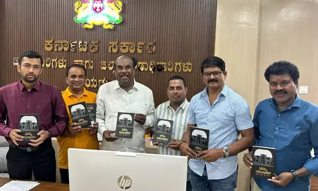 ಈರಣ್ಣ ಬೆಂಗಾಲಿ ಬರೆದ ʼನಮ್ಮ‌ ರಾಯಚೂರುʼ ಕೃತಿ ಲೋಕಾರ್ಪಣೆ ಮಾಡಿದ ಜಿಲ್ಲಾಧಿಕಾರಿ