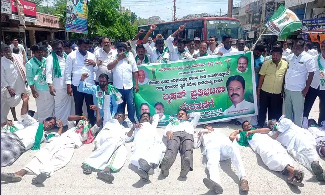 ರಾಯಚೂರು | ಜೋಳ ಖರೀದಿ ಕೇಂದ್ರ ತೆರೆಯಲು ಆಗ್ರಹಿಸಿ ಜೆಡಿಎಸ್‌ನಿಂದ ಪ್ರತಿಭಟನೆ