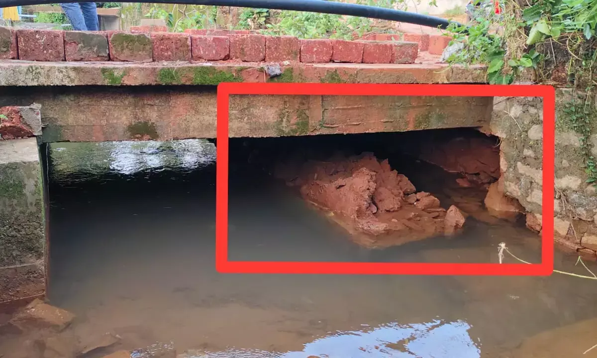 ಅಂಬಿಕಾರೋಡ್: ಕಿರು ಸೇತುವೆಯ ಕೆಳಭಾಗ ಕುಸಿತ