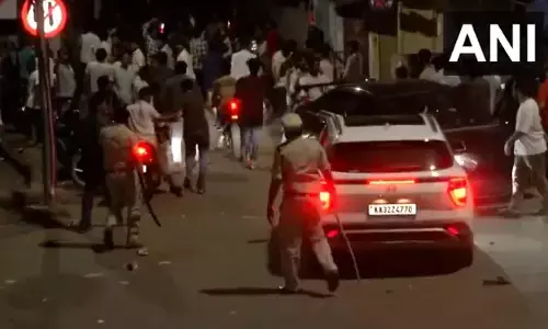 ಆರ್‌ಸಿಬಿ ಗೆಲುವಿನ ಸಂಭ್ರಮಾಚರಣೆ ವೇಳೆ ರಸ್ತೆ ತಡೆ; ಲಾಠಿ ಬೀಸಿ ಅಭಿಮಾನಿಗಳನ್ನು ಚದುರಿಸಿದ ಪೊಲೀಸರು!