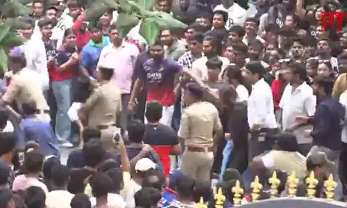 ಚಿನ್ನಸ್ವಾಮಿ ಕ್ರೀಡಾಂಗಣದ ಬಳಿ ನೂಕುನುಗ್ಗಲು, ಕಾಲ್ತುಳಿತ; ಓರ್ವ ಮೃತ್ಯು, 20ಕ್ಕೂ ಹೆಚ್ಚು ಮಂದಿ ಅಸ್ವಸ್ಥ