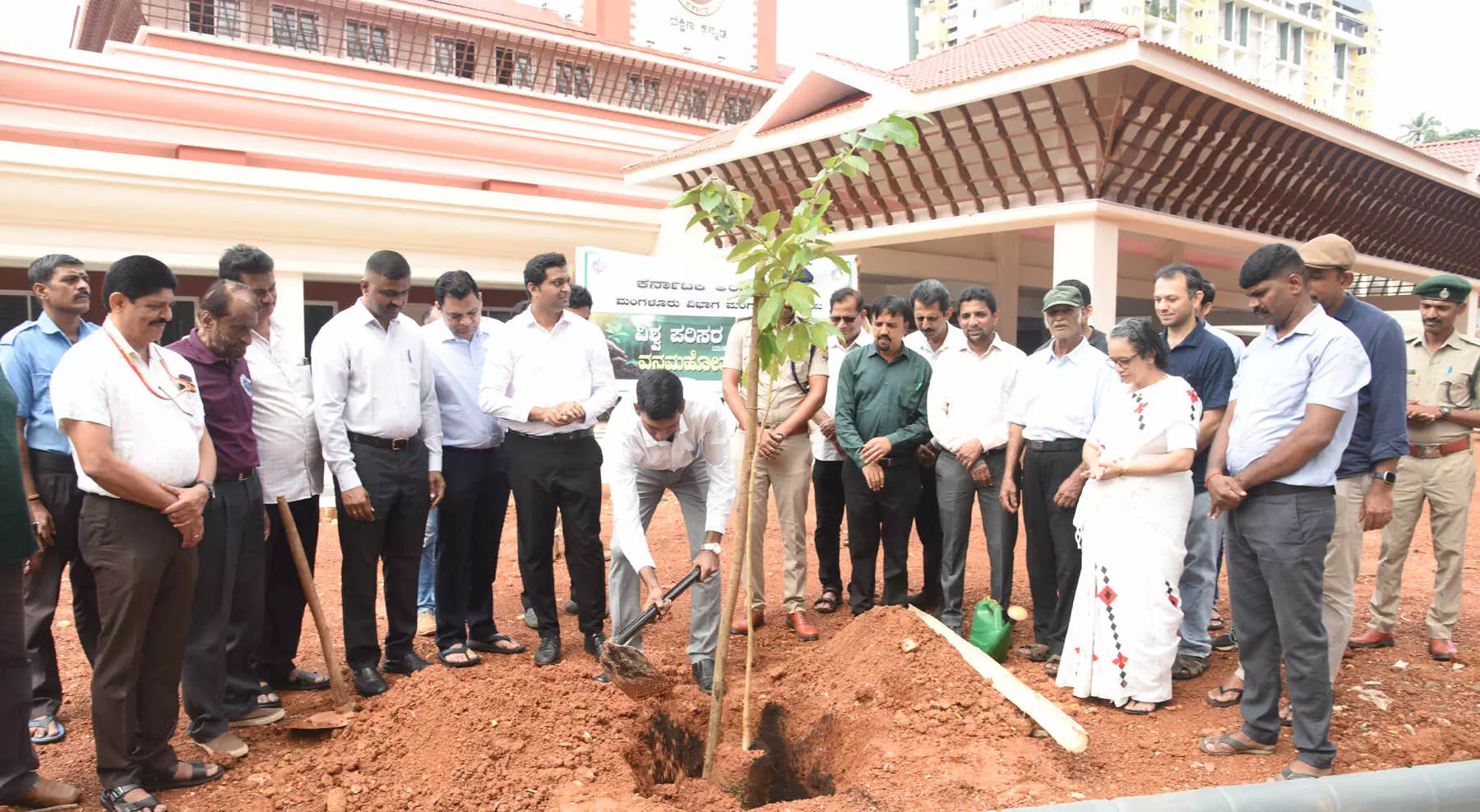 ವಿಶ್ವ ಪರಿಸರ ದಿನಾಚರಣೆ: ದ.ಕ. ಜಿಲ್ಲಾಧಿಕಾರಿ ಕಚೇರಿ ಆವರಣದಲ್ಲಿ ‘ಹಸಿರು ಕ್ರಾಂತಿ’ ಅಭಿಯಾನಕ್ಕೆ ಚಾಲನೆ