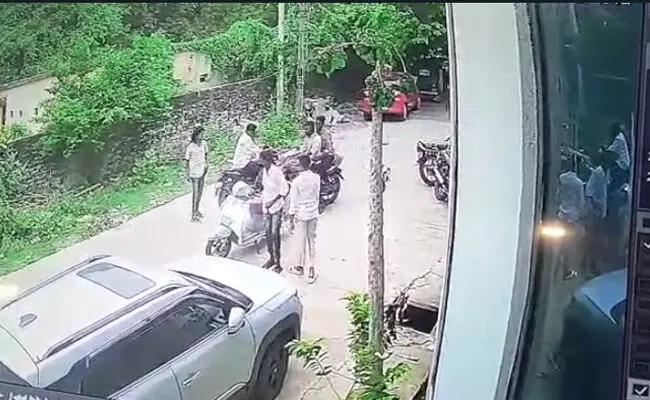 ಚಿತ್ತಾಪುರ | ಬೈಕ್ ಕವರ್‌ನಲ್ಲಿದ್ದ ಹಣ ಕಳ್ಳತನ; ಸಿಸಿ ಟಿವಿಯಲ್ಲಿ ದೃಶ್ಯ ಸೆರೆ