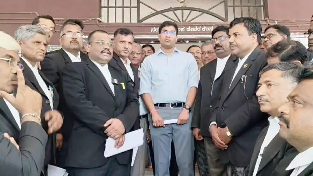 ಬೀದರ್ | ಬಸವಕಲ್ಯಾಣ ತಹಶೀಲ್ದಾರ್, ಉಪನೋಂದಣಾಧಿಕಾರಿ ವಿರುದ್ಧ ಕ್ರಮಕೈಗೊಳ್ಳಲು ವಕೀಲರ ಸಂಘದಿಂದ ಮನವಿ ಬೀದರ್ | ಬಸವಕಲ್ಯಾಣ ತಹಶೀಲ್ದಾರ್, ಉಪನೋಂದಣಾಧಿಕಾರಿ ವಿರುದ್ಧ ಕ್ರಮಕೈಗೊಳ್ಳಲು ವಕೀಲರ ಸಂಘದಿಂದ ಮನವಿ