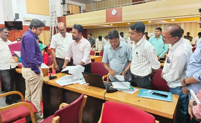 ರಾಯಚೂರು | ನರೇಗಾ ಯೋಜನೆಯ ಅನುಷ್ಠಾನಕ್ಕೆ ಕ್ರಮವಹಿಸಿ : ರಾಹುಲ್ ಪಾಂಡ್ವೆ ರಾಯಚೂರು | ನರೇಗಾ ಯೋಜನೆಯ ಅನುಷ್ಠಾನಕ್ಕೆ ಕ್ರಮವಹಿಸಿ : ರಾಹುಲ್ ಪಾಂಡ್ವೆ