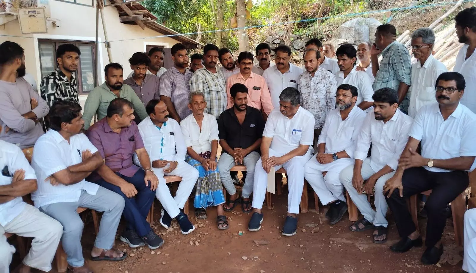 ಹತ್ಯೆಗೀಡಾದ ಅಬ್ದುಲ್ರಹಿಮಾನ್ ಮನೆಗೆ ಬಿ.ಕೆ.ಹರಿಪ್ರಸಾದ್ ಭೇಟಿ ಹತ್ಯೆಗೀಡಾದ ಅಬ್ದುಲ್ರಹಿಮಾನ್ ಮನೆಗೆ ಬಿ.ಕೆ.ಹರಿಪ್ರಸಾದ್ ಭೇಟಿ