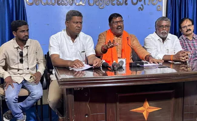 ರಾಯಚೂರು | ಚಿನ್ನಸ್ವಾಮಿ ಸ್ಟೇಡಿಯಂ ಕಾಲ್ತುಳಿತ ಪ್ರಕರಣ; ಸರ್ಕಾರದ ನಿರ್ಲಕ್ಷ್ಯವೇ ಕಾರಣ : ಬಿಜೆಪಿ ಜಿಲ್ಲಾಧ್ಯಕ್ಷ ವೀರನಗೌಡ ಲೆಕ್ಕಿಹಾಳ ರಾಯಚೂರು | ಚಿನ್ನಸ್ವಾಮಿ ಸ್ಟೇಡಿಯಂ ಕಾಲ್ತುಳಿತ ಪ್ರಕರಣ; ಸರ್ಕಾರದ ನಿರ್ಲಕ್ಷ್ಯವೇ ಕಾರಣ : ಬಿಜೆಪಿ ಜಿಲ್ಲಾಧ್ಯಕ್ಷ ವೀರನಗೌಡ ಲೆಕ್ಕಿಹಾಳ