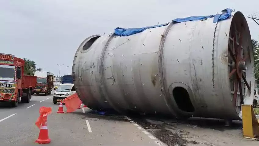 ಟ್ರಕ್ನಿಂದ ರಸ್ತೆಗೆ ಉರುಳಿ ಬಿದ್ದ ಬೃಹತ್ ಟ್ಯಾಂಕ್ ಟ್ರಕ್ನಿಂದ ರಸ್ತೆಗೆ ಉರುಳಿ ಬಿದ್ದ ಬೃಹತ್ ಟ್ಯಾಂಕ್