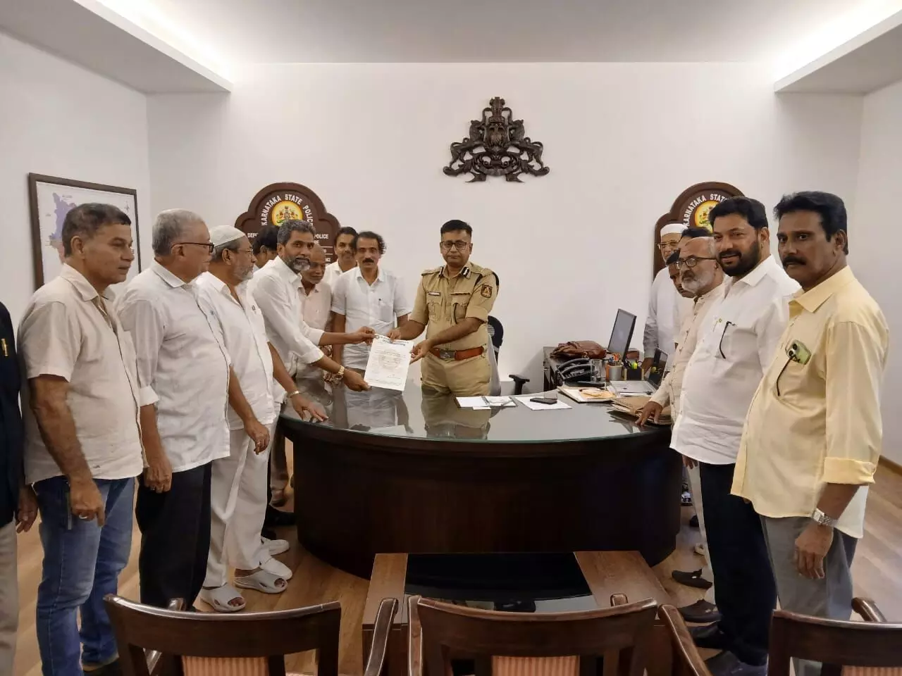 ಹಿರಿಯ ಪೊಲೀಸ್ ಅಧಿಕಾರಿಗಳೊಂದಿಗೆ ಮುಸ್ಲಿಂ ಸೆಂಟ್ರಲ್ ಕಮಿಟಿಯ ನಿಯೋಗ ಚರ್ಚೆ ಹಿರಿಯ ಪೊಲೀಸ್ ಅಧಿಕಾರಿಗಳೊಂದಿಗೆ ಮುಸ್ಲಿಂ ಸೆಂಟ್ರಲ್ ಕಮಿಟಿಯ ನಿಯೋಗ ಚರ್ಚೆ