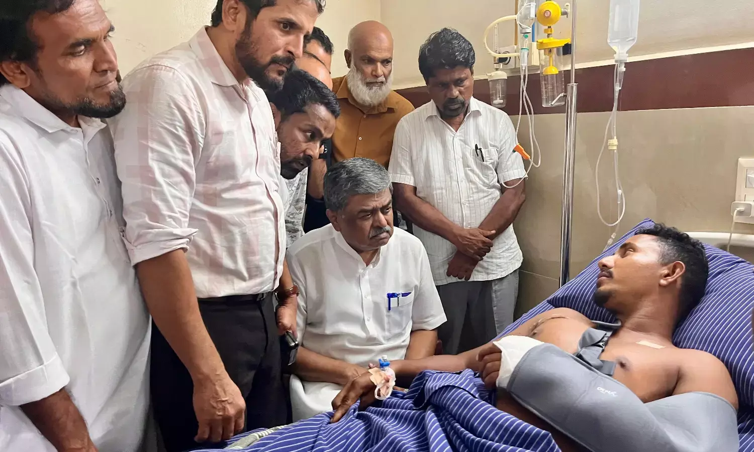 ಮಂಗಳೂರು: ಹಲ್ಲೆಗೊಳಗಾದ ಖಲಂದರ್ ಶಾಫಿಯನ್ನು ಭೇಟಿಯಾದ ಬಿ ಕೆ ಹರಿಪ್ರಸಾದ್