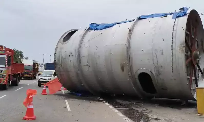 ಟ್ರಕ್‌ನಿಂದ ರಸ್ತೆಗೆ ಉರುಳಿ ಬಿದ್ದ ಬೃಹತ್ ಟ್ಯಾಂಕ್