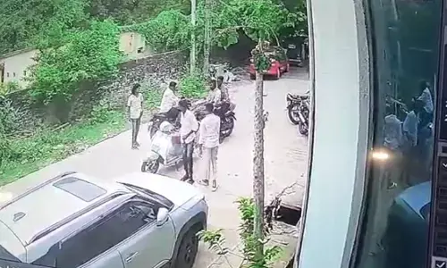 ಚಿತ್ತಾಪುರ | ಬೈಕ್ ಕವರ್‌ನಲ್ಲಿದ್ದ ಹಣ ಕಳ್ಳತನ; ಸಿಸಿ ಟಿವಿಯಲ್ಲಿ ದೃಶ್ಯ ಸೆರೆ