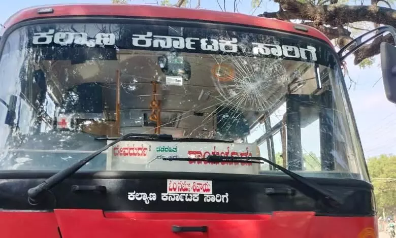 ರಾಯಚೂರು: ಪ್ರಯಾಣಿಕರೊಂದಿಗೆ ವಾಗ್ವಾದ; ಕೆಎಸ್ಸಾರ್ಟಿಸಿ ಬಸ್ ನ ಗ್ಲಾಸ್ ಒಡೆದ ಕಾನ್‌ಸ್ಟೇಬಲ್‌