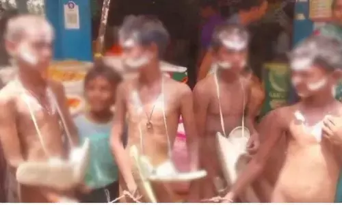 ಒಂದು ಚಾಕೊಲೇಟ್ ಕದ್ದ ಐವರು ಬಾಲಕರ ಬೆತ್ತಲೆ ಮೆರವಣಿಗೆ!