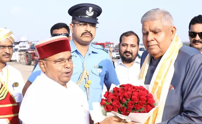 ಬೆಂಗಳೂರಿಗೆ ಆಗಮಿಸಿದ‌ ಉಪರಾಷ್ಟ್ರಪತಿ ಜಗದೀಪ್‌ ಧನಕರ್ : ಬರಮಾಡಿಕೊಂಡ  ರಾಜ್ಯಪಾಲ  ಗೆಹ್ಲೋಟ್