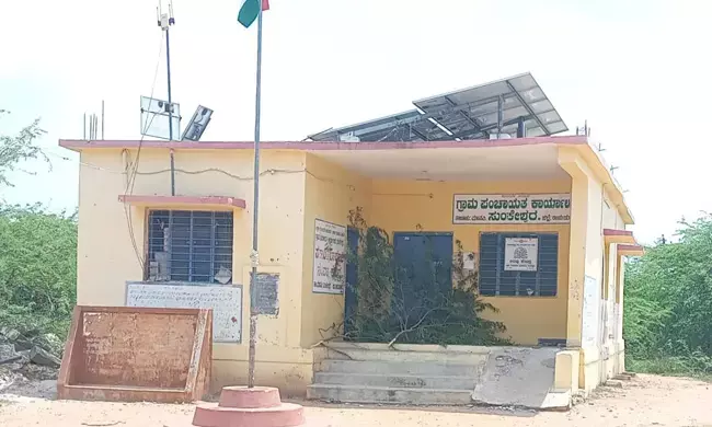 ರಾಯಚೂರು | ನರೇಗಾ ಕೂಲಿ ಪಾವತಿ ಮಾಡದ ಗ್ರಾಮ ಪಂಚಾಯಿತಿ ಕಚೇರಿಗೆ ಬೇಲಿ ಹಾಕಿದ ಗ್ರಾಮಸ್ಥರು