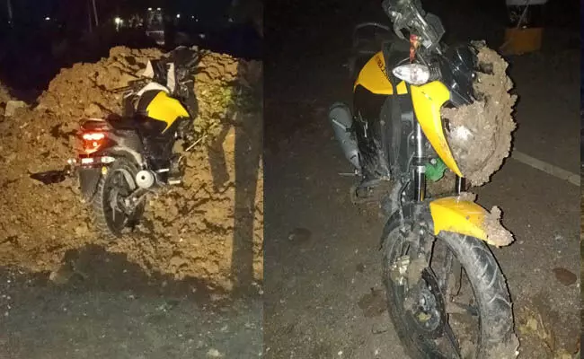 ರಸ್ತೆ ಬದಿಯ ಮಣ್ಣಿನ ರಾಶಿಗೆ ಬೈಕ್ ಢಿಕ್ಕಿ; ಸವಾರ ಮೃತ್ಯು, ಇಬ್ಬರಿಗೆ ಗಾಯ ರಸ್ತೆ ಬದಿಯ ಮಣ್ಣಿನ ರಾಶಿಗೆ ಬೈಕ್ ಢಿಕ್ಕಿ; ಸವಾರ ಮೃತ್ಯು, ಇಬ್ಬರಿಗೆ ಗಾಯ