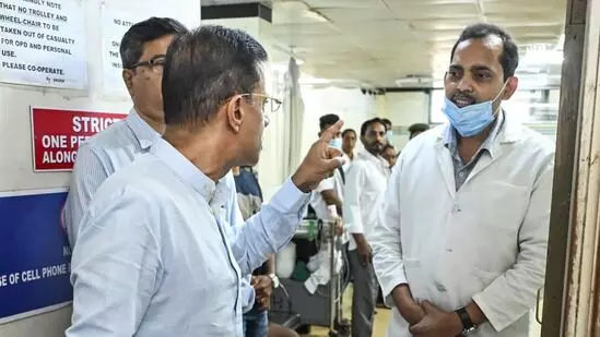 ಆರೋಗ್ಯ ಸಚಿವರು ಗದರಿಸಿ ಅಮಾನತುಗೊಳಿಸಿದ ವೀಡಿಯೊ ವೈರಲ್ ಬೆನ್ನಲ್ಲೇ ವೈದ್ಯಾಧಿಕಾರಿಯನ್ನು ಮತ್ತೆ ನೇಮಿಸಿಕೊಂಡ ಗೋವಾ ಸಿಎಂ; ಏನಿದು ಪ್ರಕರಣ?