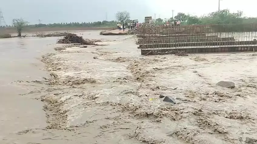 ರಾಯಚೂರು | ಭಾರೀ ಮಳೆಗೆ ಕೊಚ್ಚಿಹೋದ ಜಾಗೀರ್ ವೆಂಕಟಾಪೂರ ಹಳ್ಳದ ರಸ್ತೆ ರಾಯಚೂರು | ಭಾರೀ ಮಳೆಗೆ ಕೊಚ್ಚಿಹೋದ ಜಾಗೀರ್ ವೆಂಕಟಾಪೂರ ಹಳ್ಳದ ರಸ್ತೆ