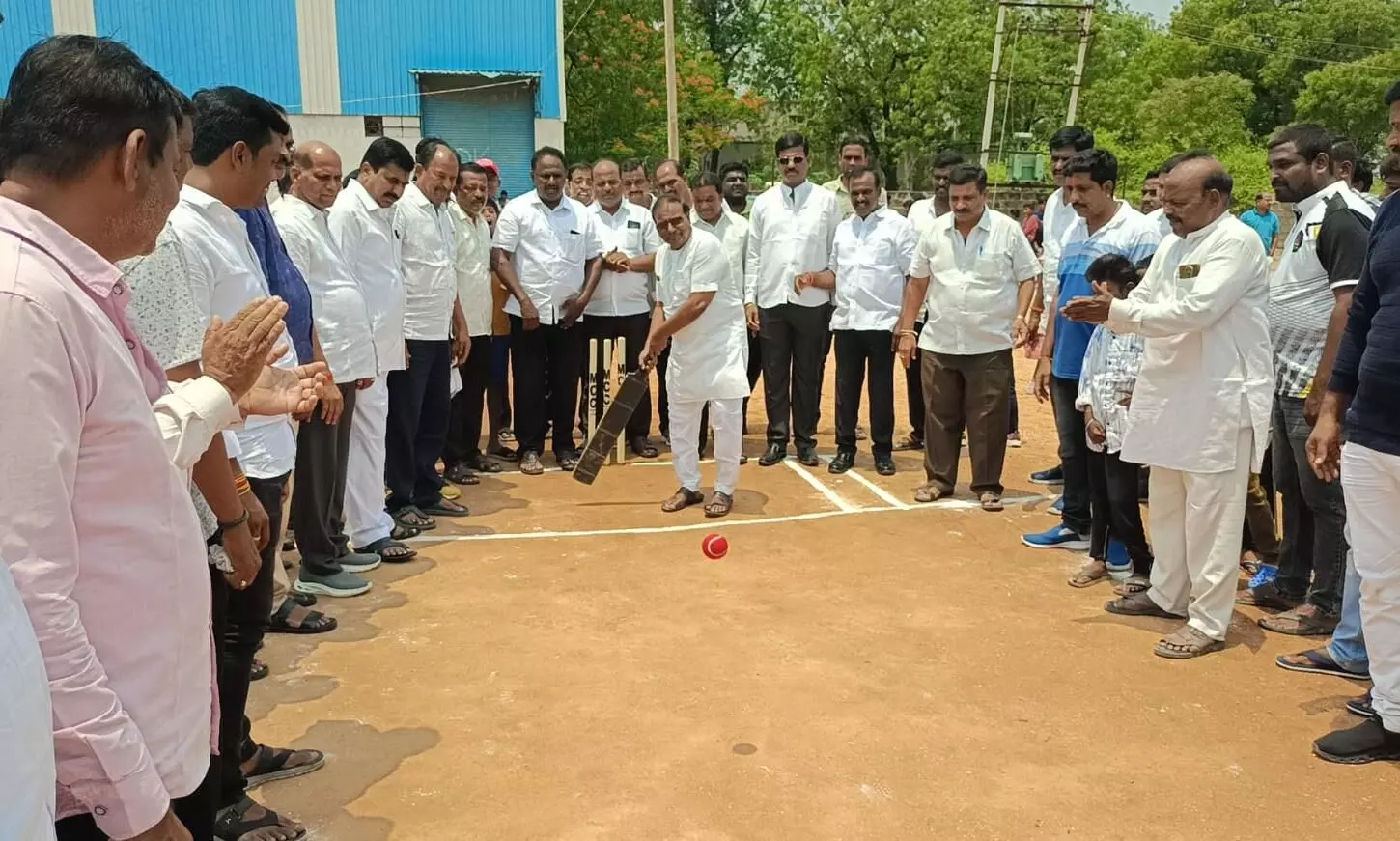 ರಾಯಚೂರು | ಕ್ರಿಕೆಟ್ ಪಂದ್ಯಾಟಕ್ಕೆ ಮಾಜಿ ಶಾಸಕ ಪಾಪಾರೆಡ್ಡಿ ಚಾಲನೆ ರಾಯಚೂರು | ಕ್ರಿಕೆಟ್ ಪಂದ್ಯಾಟಕ್ಕೆ ಮಾಜಿ ಶಾಸಕ ಪಾಪಾರೆಡ್ಡಿ ಚಾಲನೆ