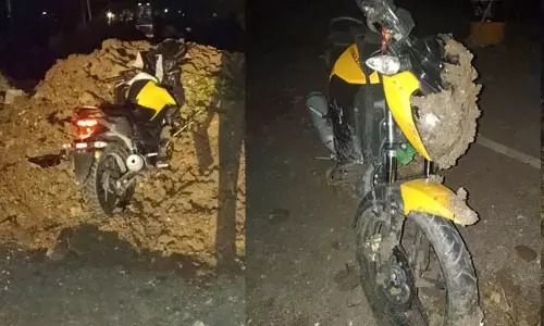 ರಸ್ತೆ ಬದಿಯ ಮಣ್ಣಿನ ರಾಶಿಗೆ ಬೈಕ್ ಢಿಕ್ಕಿ; ಸವಾರ ಮೃತ್ಯು, ಇಬ್ಬರಿಗೆ ಗಾಯ