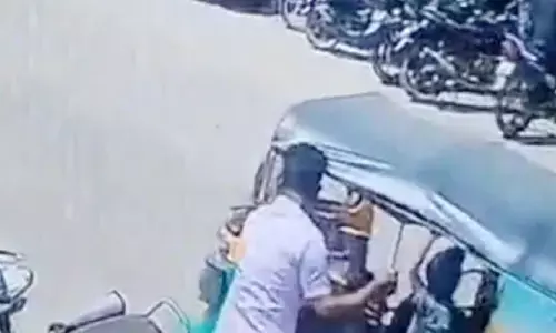 ಬೇಲೂರು | ಬೈಕ್ ತೆಗೆಯಲು ಆಟೊವನ್ನು ನ್ಯೂಟ್ರಲ್ ಮಾಡಿದ ಯುವಕ : ಆರೋಪ