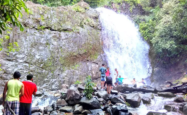 ಹಾಲ್ನೊರೆಯಂತೆ ಭೋರ್ಗರೆಯುವ ಕಾರವಾರದ ಗೋಲಾರಿ ಫಾಲ್ಸ್