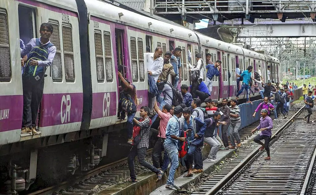 ಥಾಣೆ: ಕಿಕ್ಕಿರಿದು ತುಂಬಿದ್ದ ರೈಲಿನಿಂದ ಬಿದ್ದು ಆರು ಪ್ರಯಾಣಿಕರು ಸಾವು, ಏಳು ಮಂದಿಗೆ ಗಾಯ