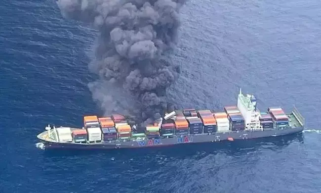 ಕೇರಳ ಕರಾವಳಿಯಾಚೆ ಸಿಂಗಾಪುರದ ಹಡಗಿನಲ್ಲಿ ಬೆಂಕಿ; 18 ಮಂದಿಯ ರಕ್ಷಣೆ, ನಾಲ್ವರು ನಾಪತ್ತೆ