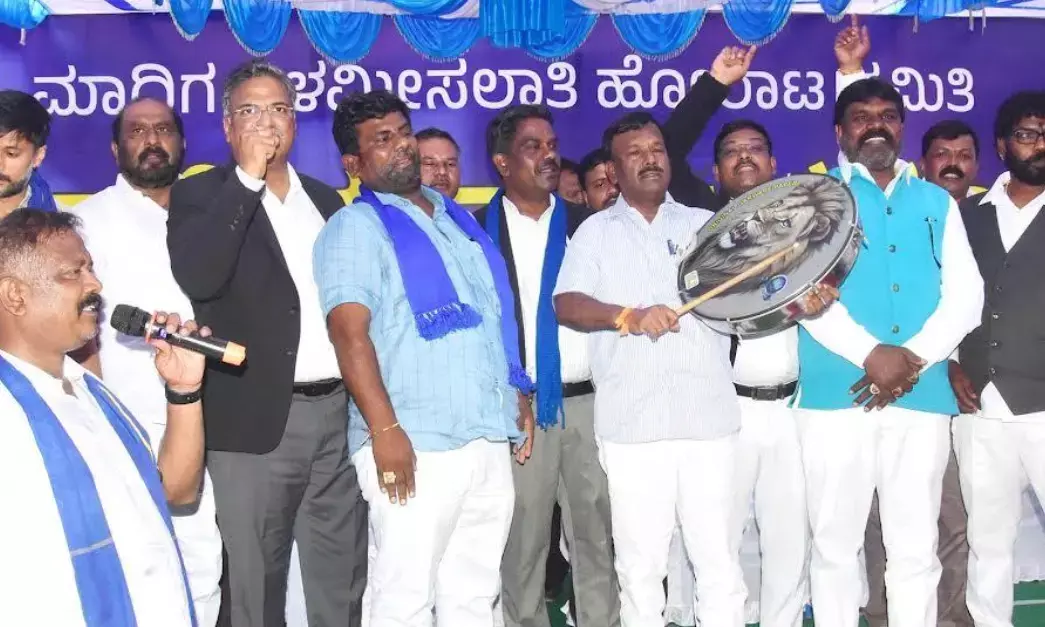 ಬೆಂಗಳೂರು | ಒಳಮೀಸಲಾತಿ ಜಾರಿಗೊಳಿಸದೆ ಭಡ್ತಿ ಪ್ರಕ್ರಿಯೆ ಸ್ಥಗಿತಕ್ಕೆ ಒತ್ತಾಯಿಸಿ ಅರೆ ಬೆತ್ತಲೆ ಹೋರಾಟ