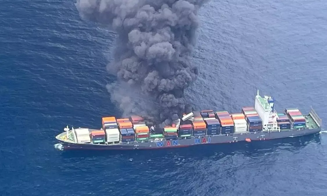 ಕೊಲಂಬೊ-ಮುಂಬೈಗೆ ತೆರಳುತ್ತಿದ್ದ ಸಿಂಗಾಪುರದ ಹಡಗಿನಲ್ಲಿ ಬೆಂಕಿ: 18 ಮಂದಿಯ ರಕ್ಷಣೆ, ನಾಲ್ವರು ನಾಪತ್ತೆ