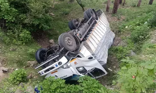 ಚಾಮರಾಜನಗರ | ಚಾಲಕನ ನಿಯಂತ್ರಣ ತಪ್ಪಿ ಉರುಳಿ ಬಿದ್ದ ಸರಕು ಸಾಗಣೆ ವಾಹನ : ಇಬ್ಬರಿಗೆ ಗಾಯ