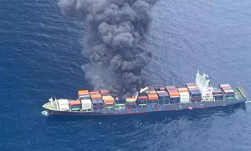 ಕೇರಳ | ಬೇಪೋರ್ ಕರಾವಳಿಯಲ್ಲಿ ಸರಕು ಹಡಗಿನಲ್ಲಿ ಅಗ್ನಿ ಅವಘಡ; ನೌಕಾಪಡೆಯಿಂದ ರಕ್ಷಣಾ ಕಾರ್ಯಾಚರಣೆ