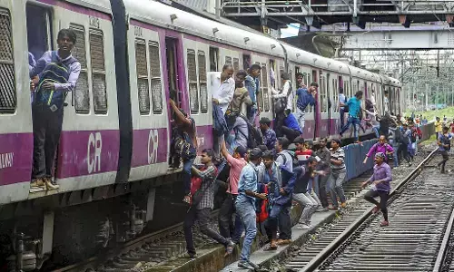 ಥಾಣೆ: ಕಿಕ್ಕಿರಿದು ತುಂಬಿದ್ದ ರೈಲಿನಿಂದ ಬಿದ್ದು ಆರು ಪ್ರಯಾಣಿಕರು ಸಾವು, ಏಳು ಮಂದಿಗೆ ಗಾಯ