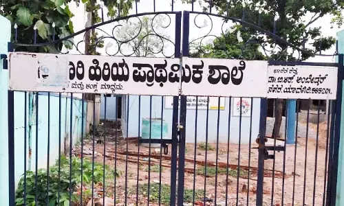 ಮಕ್ಕಳಿಂದ ಶಾಲಾ ಸ್ವಚ್ಛತಾ ಕಾರ್ಯ: ಪೋಷಕರ ಆಕ್ರೋಶ