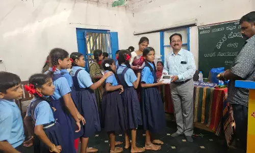 ಭಟ್ಕಳ: ಹಳೆ ವಿದ್ಯಾರ್ಥಿಯಿಂದ ಶಾಲೆಗೆ ಉಚಿತ ನೋಟ್‌ ಬುಕ್ ಗಳ ವಿತರಣೆ