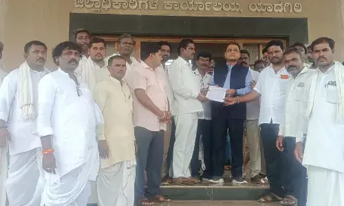 ಯಾದಗಿರಿ | ಸರ್ಕಾರದಿಂದಲೇ ಕೋಲೂರ ಮಲ್ಲಪ್ಪ ಸ್ಮಾರಕ ಭವನದ ಕೆಲಸವಾಗಲಿ : ವಿವಿಧ ಸಂಘಟನೆಗಳಿಂದ ಆಗ್ರಹ