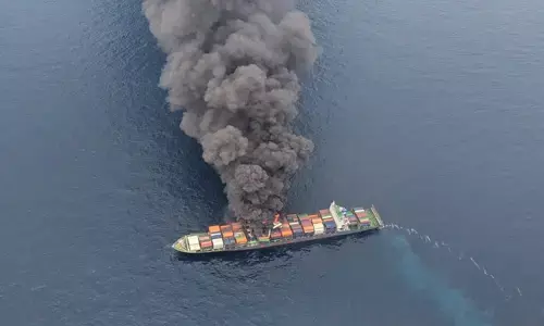 ಕೇರಳ | ಸಮುದ್ರದಲ್ಲಿ ಸಿಲುಕಿಕೊಂಡಿರುವ ಸರಕು ಹಡಗಿನಲ್ಲಿ ಮುಂದುವರಿದ ಸ್ಫೋಟ, ಬೆಂಕಿ