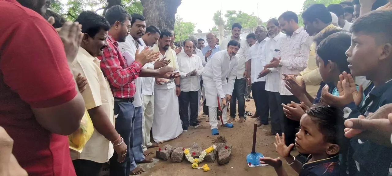 ಯಾದಗಿರಿ | ಮಲ್ಲಮ್ಮದೇವಿ ಮಹರ್ಷಿ ವಾಲ್ಮೀಕಿ ಭವನ ನಿರ್ಮಾಣಕ್ಕೆ ಶಾಸಕರಿಂದ ಚಾಲನೆ ಯಾದಗಿರಿ | ಮಲ್ಲಮ್ಮದೇವಿ ಮಹರ್ಷಿ ವಾಲ್ಮೀಕಿ ಭವನ ನಿರ್ಮಾಣಕ್ಕೆ ಶಾಸಕರಿಂದ ಚಾಲನೆ