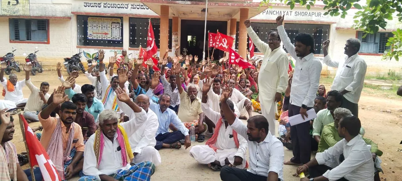 ಯಾದಗಿರಿ | ಕೂಲಿ ಕೆಲಸಕ್ಕಾಗಿ ತಾಲೂಕು ಪಂಚಾಯತ್ ಮುಂದೆ ಕೂಲಿಕಾರರ ಪ್ರತಿಭಟನೆ ಯಾದಗಿರಿ | ಕೂಲಿ ಕೆಲಸಕ್ಕಾಗಿ ತಾಲೂಕು ಪಂಚಾಯತ್ ಮುಂದೆ ಕೂಲಿಕಾರರ ಪ್ರತಿಭಟನೆ