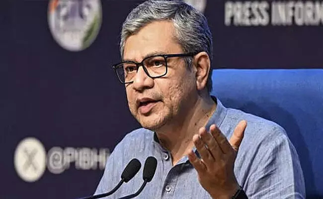 ಬಿಎಸ್ಎಫ್ ಸಿಬ್ಬಂದಿಗಳ ಪ್ರಯಾಣಕ್ಕೆ ಕೊಳಕು ಬೋಗಿಗಳಿರುವ ರೈಲು ವ್ಯವಸ್ಥೆ : ವಿವಾದದ ಬೆನ್ನಲ್ಲೇ ನಾಲ್ವರು ಅಧಿಕಾರಿಗಳು ಅಮಾನತು ಬಿಎಸ್ಎಫ್ ಸಿಬ್ಬಂದಿಗಳ ಪ್ರಯಾಣಕ್ಕೆ ಕೊಳಕು ಬೋಗಿಗಳಿರುವ ರೈಲು ವ್ಯವಸ್ಥೆ : ವಿವಾದದ ಬೆನ್ನಲ್ಲೇ ನಾಲ್ವರು ಅಧಿಕಾರಿಗಳು ಅಮಾನತು