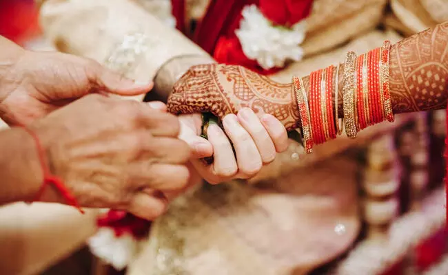 ಉತ್ತರಪ್ರದೇಶ | ಅಂತರ್ ಜಾತಿ ವಿವಾಹವಾದ ಮಹಿಳೆಯ ಕುಟುಂಬಕ್ಕೆ ಸಾಮಾಜಿಕ ಬಹಿಷ್ಕಾರ : 20 ಲಕ್ಷ ರೂ.ದಂಡ