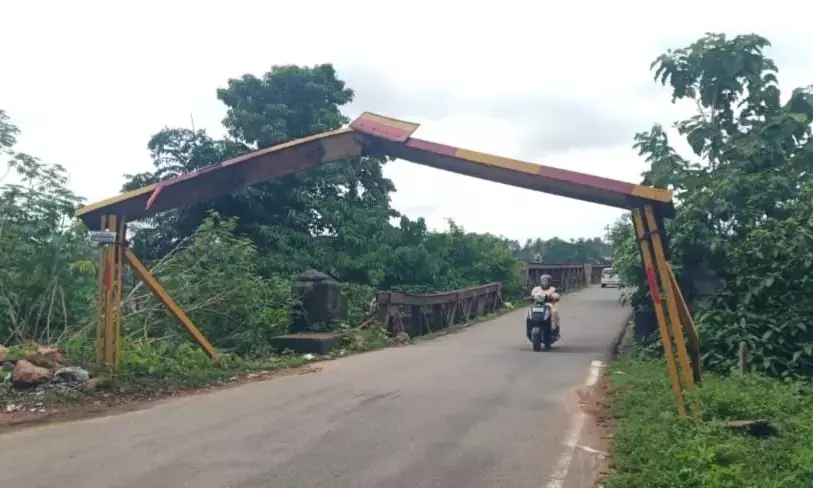 ಪಾಣೆಮಂಗಳೂರು ಹಳೆಯ ಸೇತುವೆಯ ಕಬ್ಬಿಣದ ತಡೆಗೆ ಹಾನಿ: ಚಾಲಕನ ವಿರುದ್ಧ ದೂರು