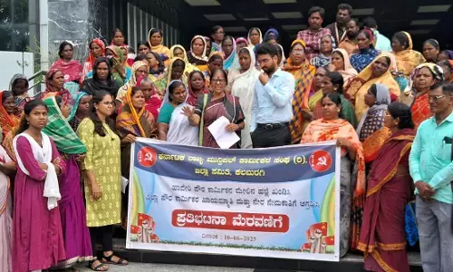 ಕಲಬುರಗಿ | ಹಾವೇರಿ ನಗರಸಭೆಯ ಪೌರ ಕಾರ್ಮಿಕನ ಮೇಲೆ ನಡೆದ ಹಲ್ಲೆ ಖಂಡಿಸಿ ಪ್ರತಿಭಟನೆ