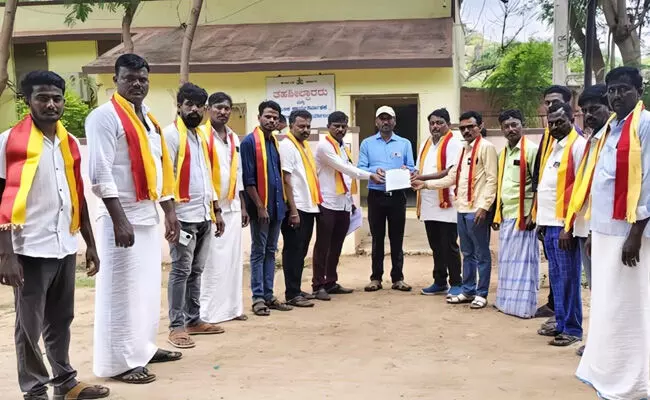 ಸಿರವಾರ | ಪೊಲೀಸ್ ಆಯುಕ್ತ ಬಿ.ದಯಾನಂದ್ ಅವರ ಅಮಾನತು ಅದೇಶ ಹಿಂಪಡೆಯುವಂತೆ ಕರವೇ ಮನವಿ ಸಿರವಾರ | ಪೊಲೀಸ್ ಆಯುಕ್ತ ಬಿ.ದಯಾನಂದ್ ಅವರ ಅಮಾನತು ಅದೇಶ ಹಿಂಪಡೆಯುವಂತೆ ಕರವೇ ಮನವಿ