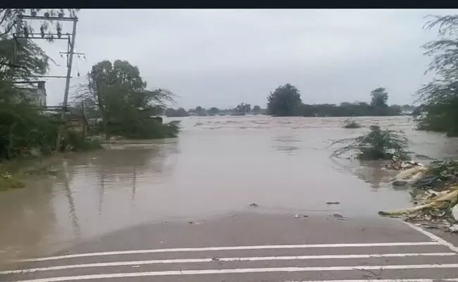 ಗದಗ | ಉಕ್ಕಿ ಹರಿಯುತ್ತಿರುವ ಬೆಣ್ಣೆ ಹಳ್ಳ : ಸಂಪರ್ಕ ರಸ್ತೆ ಸಂಪೂರ್ಣ ಜಲಾವೃತ